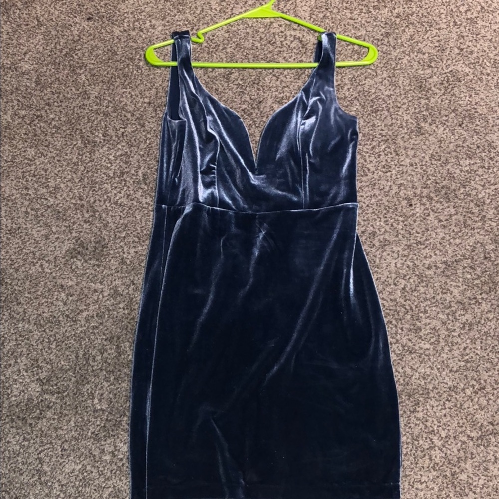 Express velvet deep v dress - Picture 2 of 6